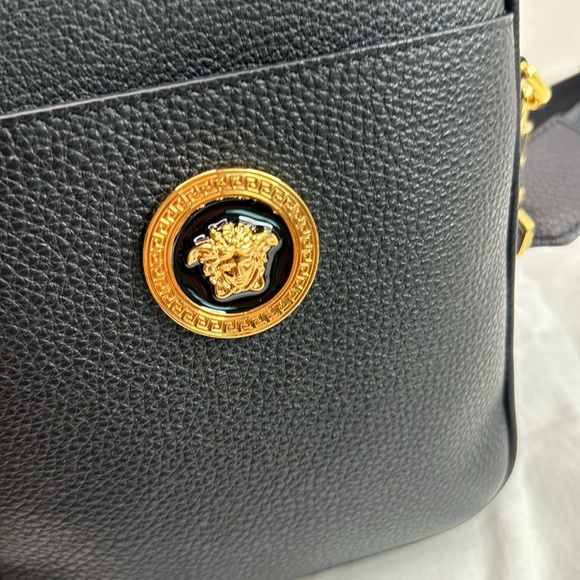 VERSACE NEW BLACK GOLD PEBBLE LEATHER MEDUSA UNISEX SHOULDER / CROSSBODY BAG - Picture 2 of 16